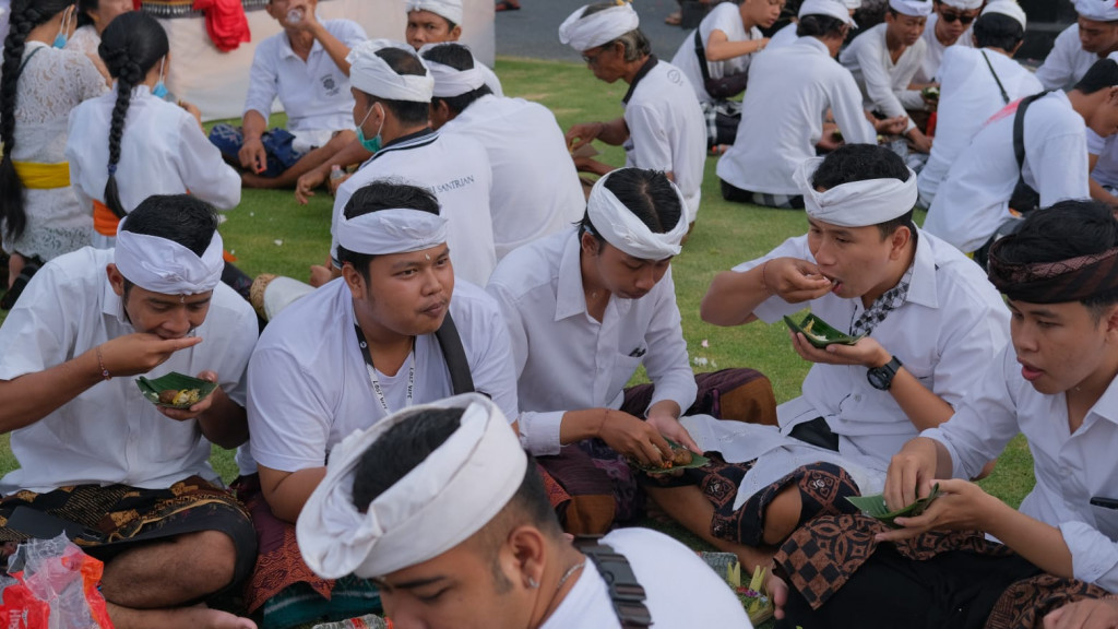 Antusias Sekaa Teruna “Megibung” dalam Rangkaian Mesalaran atau Metimpugan Tipat Bantal di Desa Adat Padang Luwih